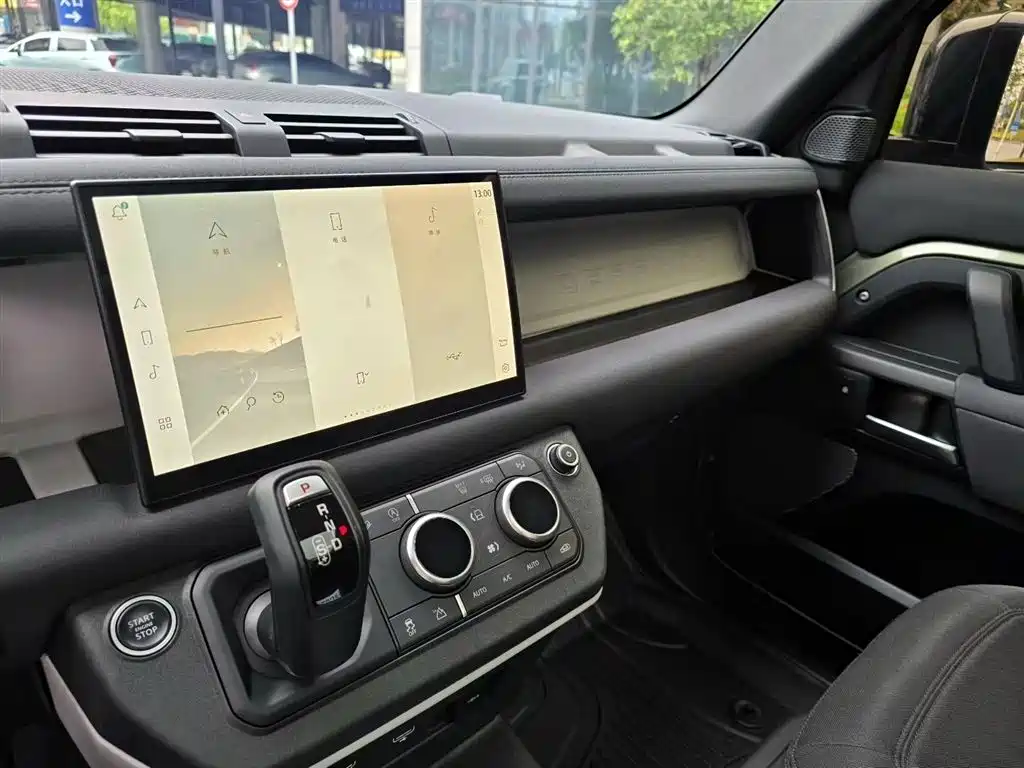 Land Rover Defender 2022 Model 90 2.0T P300 SE фото 7