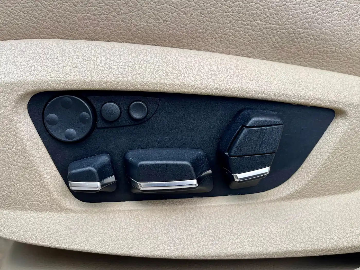 BMW 5 Series 2013 535Li Leadership фото 17