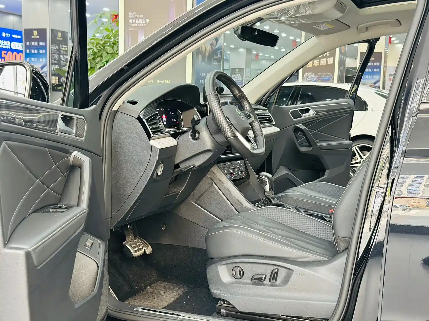 Volkswagen Tiguan L 2024 330TSI Automatic 2WD R-Line Premium Enjoyment Edition фото 5