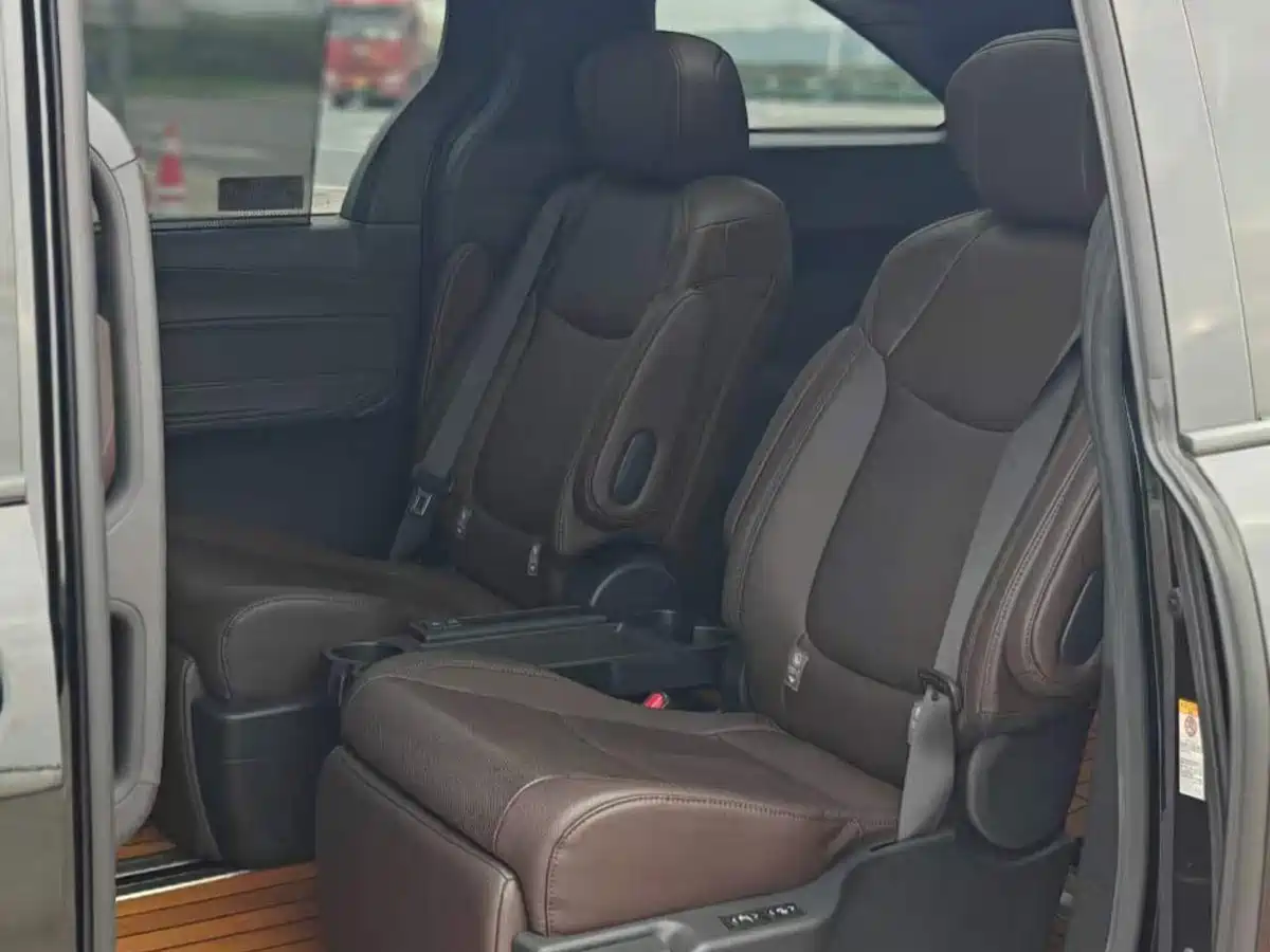 Toyota Sienna 2021 2.5L Hybrid Platinum Edition фото 5