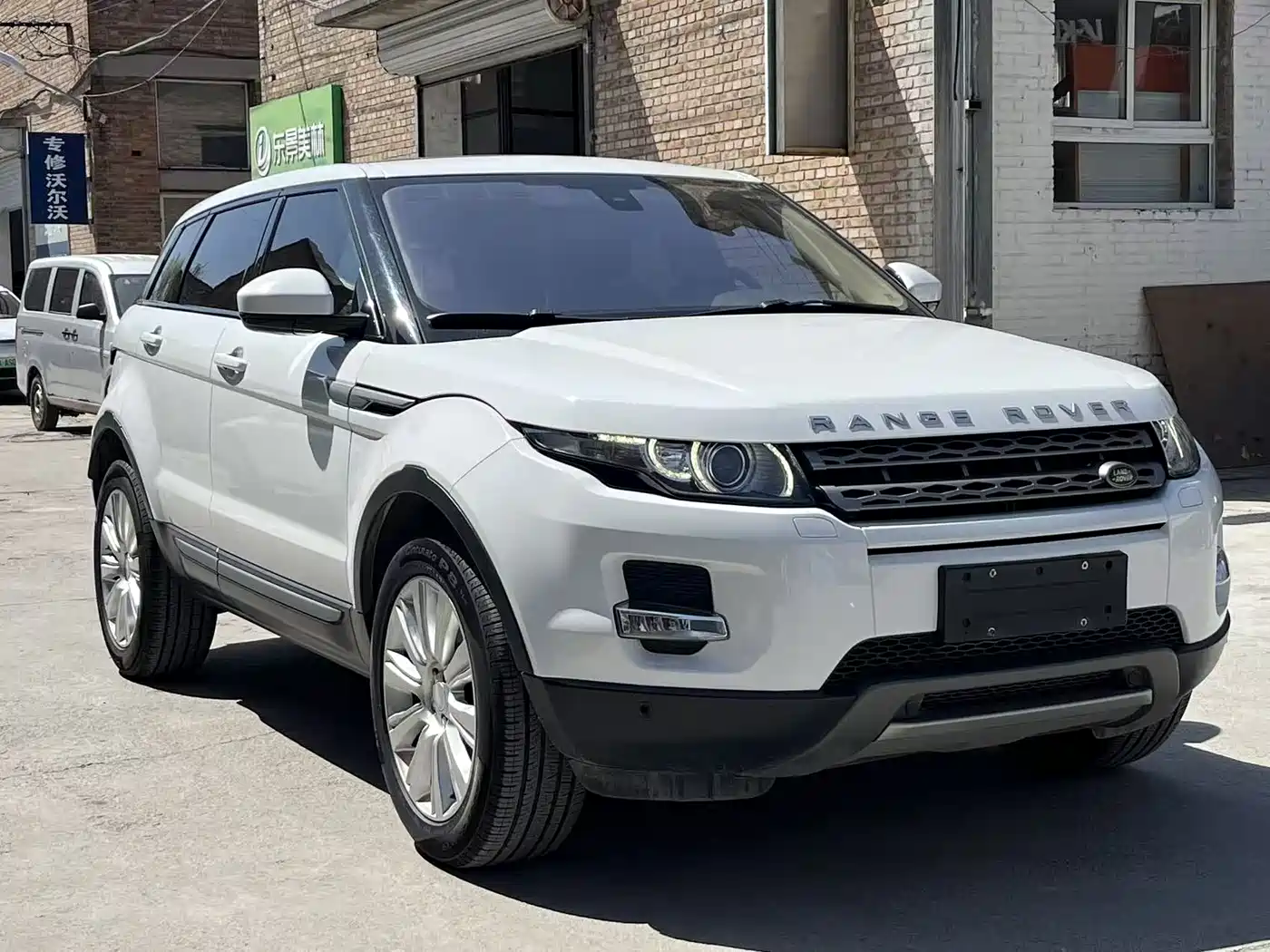 Land Rover Range Rover Evoque 2015 2.0T 5-Door Intelligent Edition фото 6