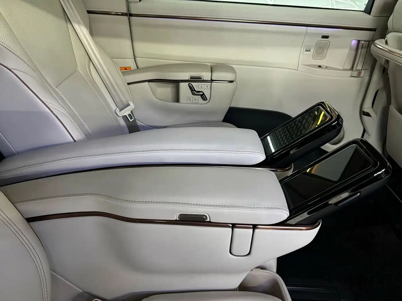 Lexus LM 2025 Model 500h Six-Seater Prestige Edition фото 7