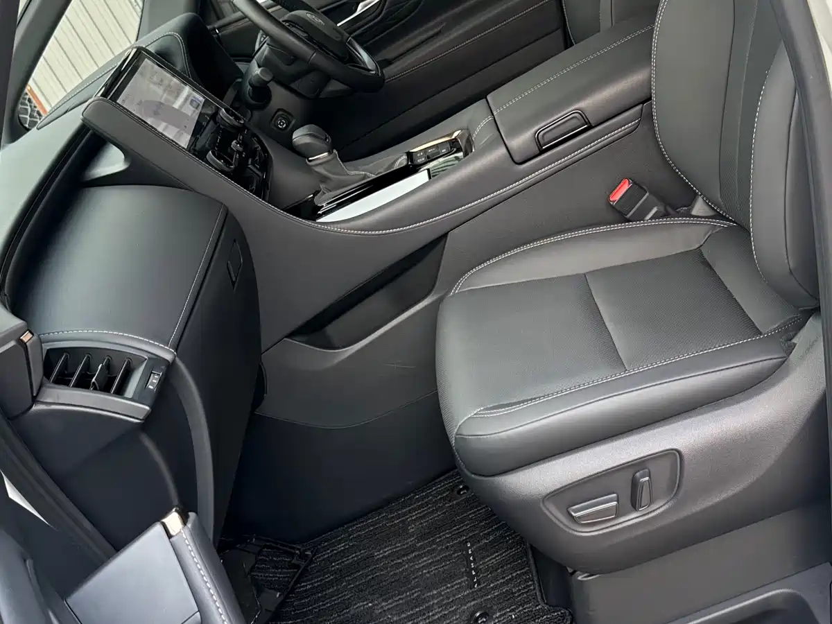 Toyota Alphard 2025 Hybrid 2.5L Ultimate Gold Edition фото 4