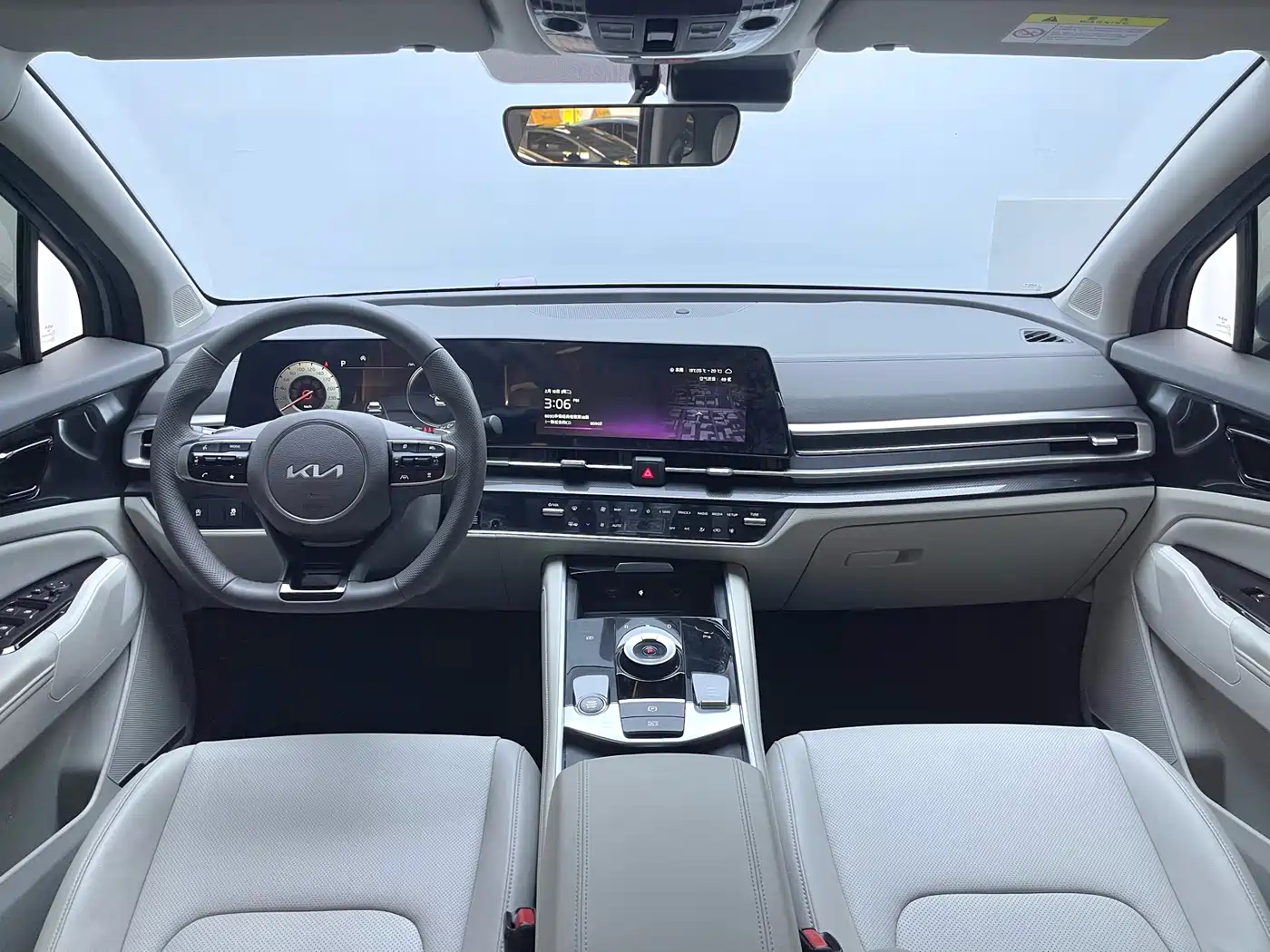 KIA LION PLATINUM EXPANDS THE WORLD