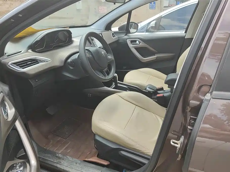 Peugeot 2008 2014 1.6L Automatic Navigation Edition фото 9