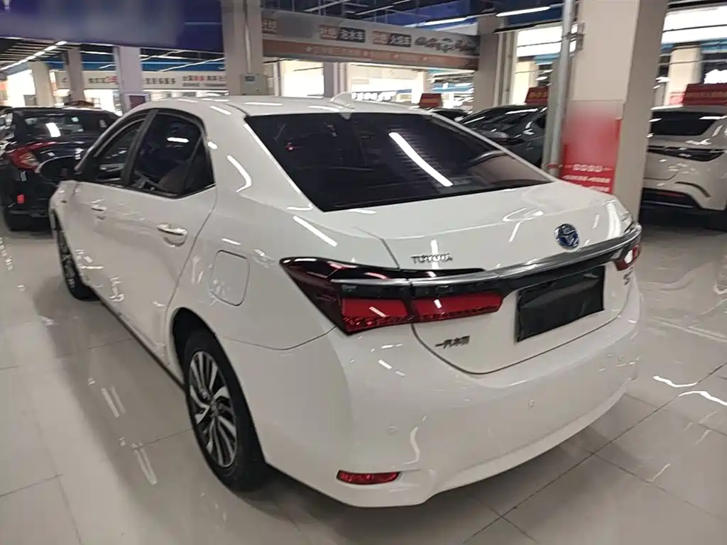Toyota Corolla 2016 Dual Hybrid 1.8L E-CVT Elite Edition фото 5