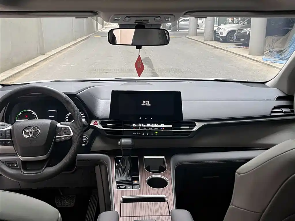 Toyota Granvia 2024 2.5L Hybrid Comfort фото 11