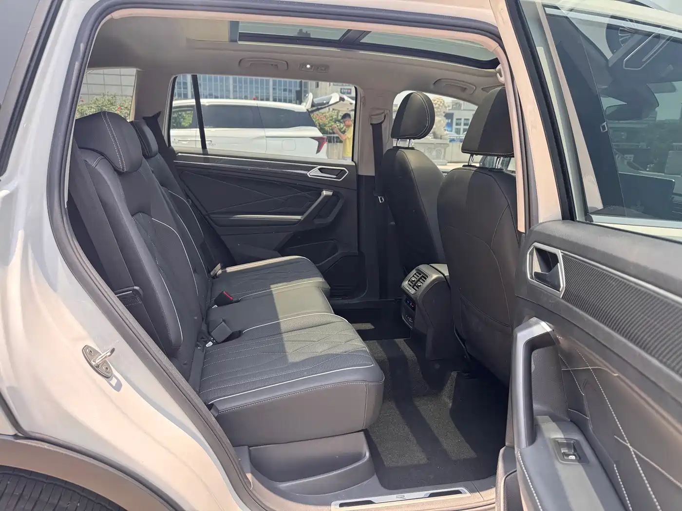 Volkswagen Tiguan L 2022 330TSI Auto 2WD R-Line Premium Edition фото 13