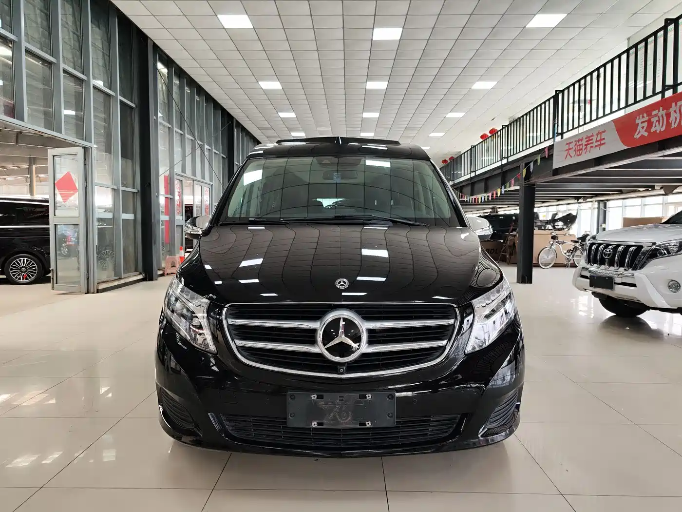 Mercedes-Benz V-Class 2017 Model V 260 L Premium Extended Edition фото 2