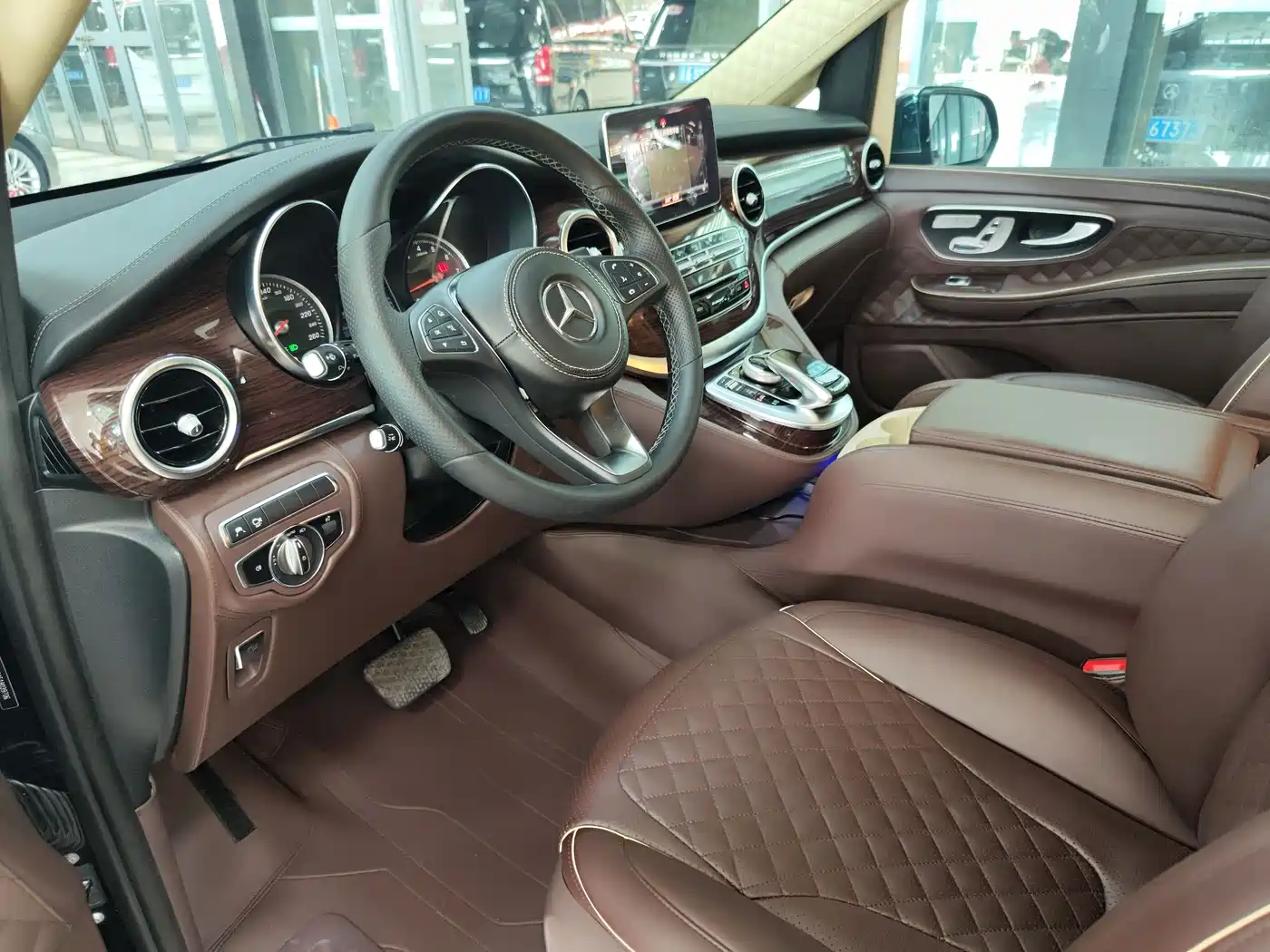 Mercedes-Benz V-Class 2017 Model V 260 L Premium Extended Edition фото 11