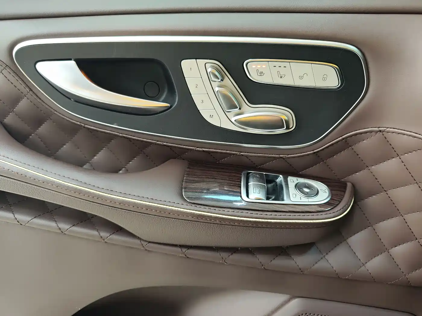 Mercedes-Benz V-Class 2017 Model V 260 L Premium Extended Edition фото 16