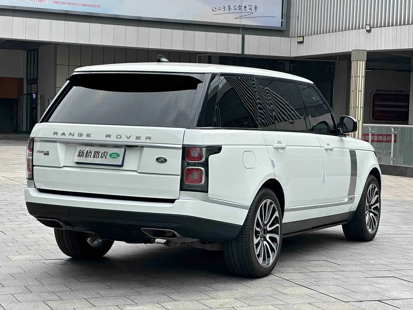 Land Rover Range Rover 2020 3.0 L6 Heritage Extended Edition фото 18