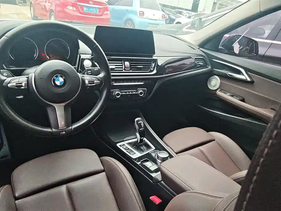 BMW 1 Series 2023 120i M Sport Shadow Edition фото 12