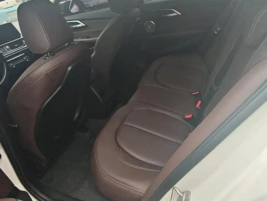 BMW 1 Series 2023 120i M Sport Shadow Edition фото 11