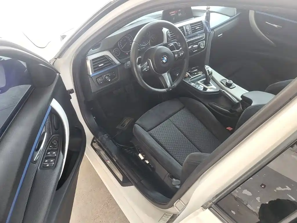 Photo 16 - BMW 3 Series