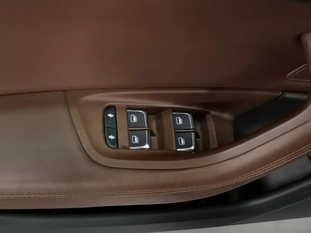 Фото 9 - Audi A6L