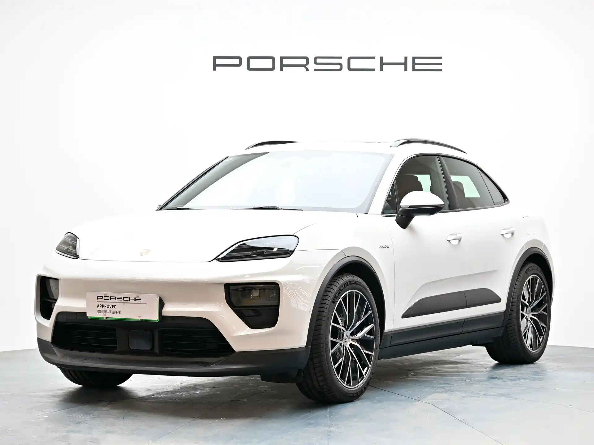 Фото 1 - Porsche Macan EV