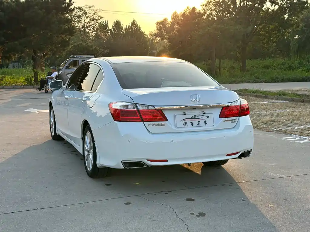 Фото 4 - Honda Accord