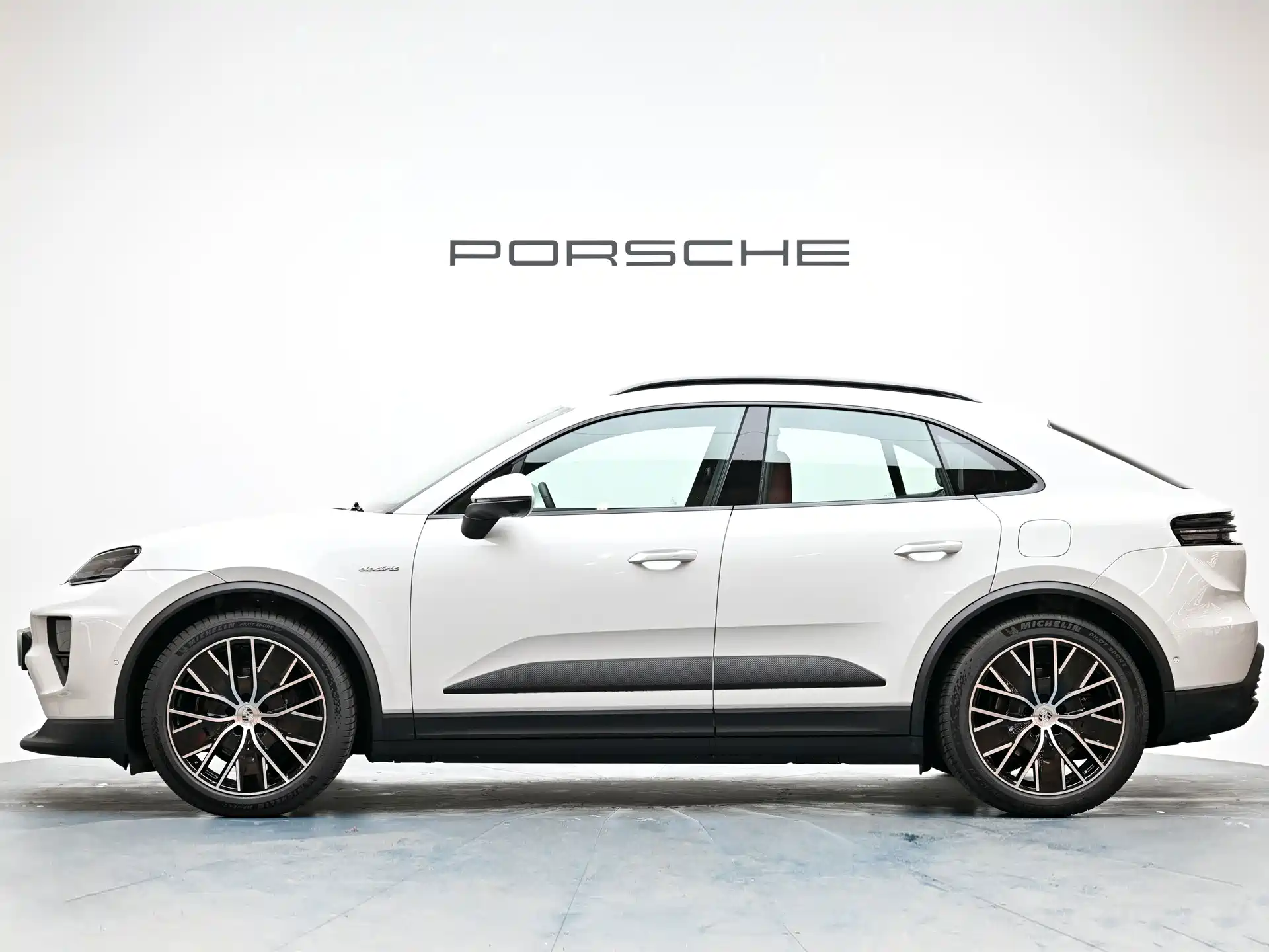 Фото 3 - Porsche Macan EV