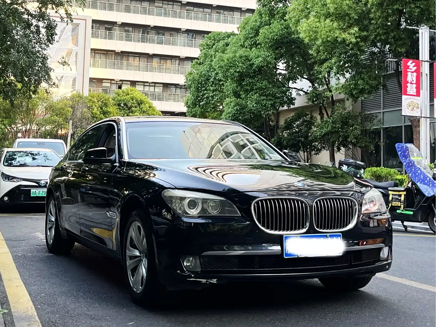 BMW 7 Series 2009 730Li Leading фото 3
