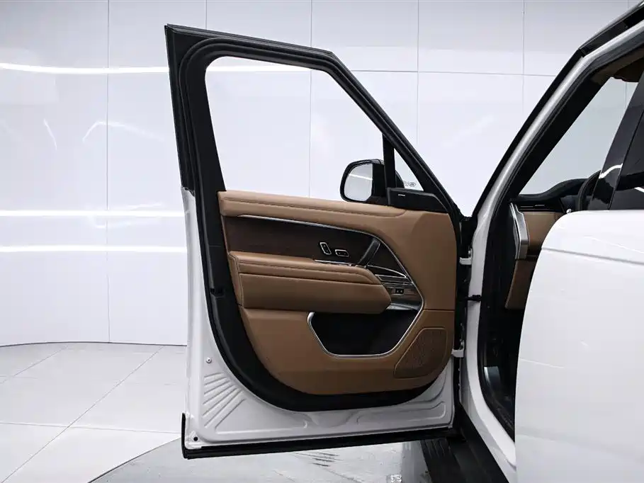 Land Rover Range Rover 2023 3.0 L6 360PS Golden Age Edition фото 11