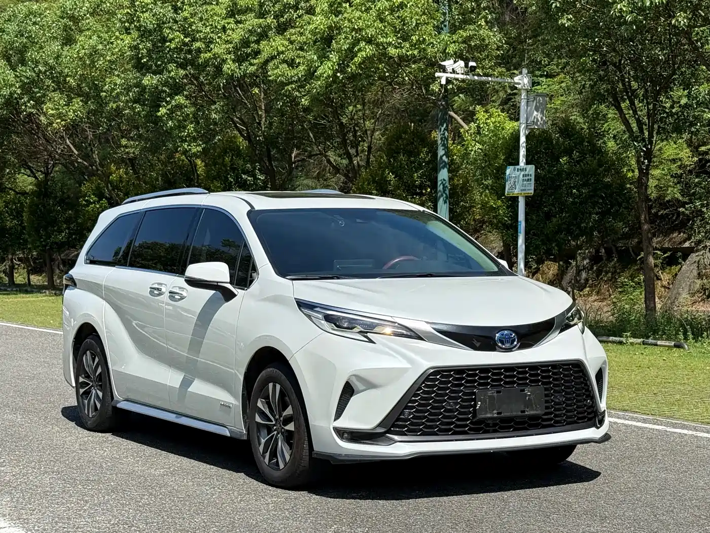 Toyota Granvia 2023 2.5L Hybrid Luxury Edition фото 3