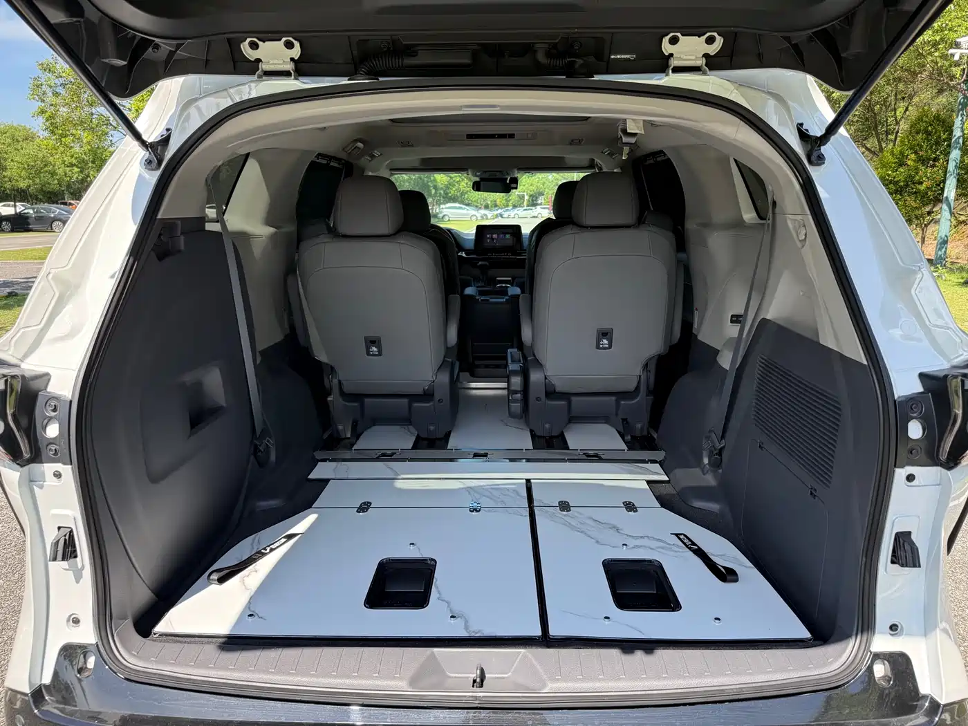 Toyota Granvia 2023 2.5L Hybrid Luxury Edition фото 17
