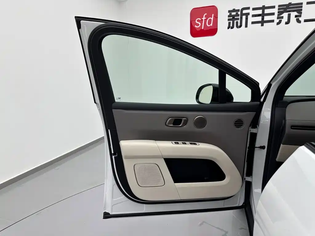 Li Auto i6 2026 2025 2WD Base Model