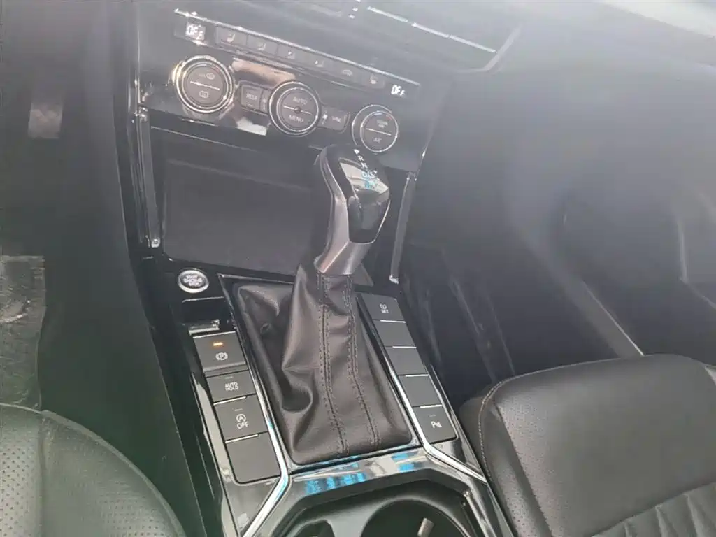 Volkswagen Passat 2019 330TSI Luxury Edition China VI фото 14