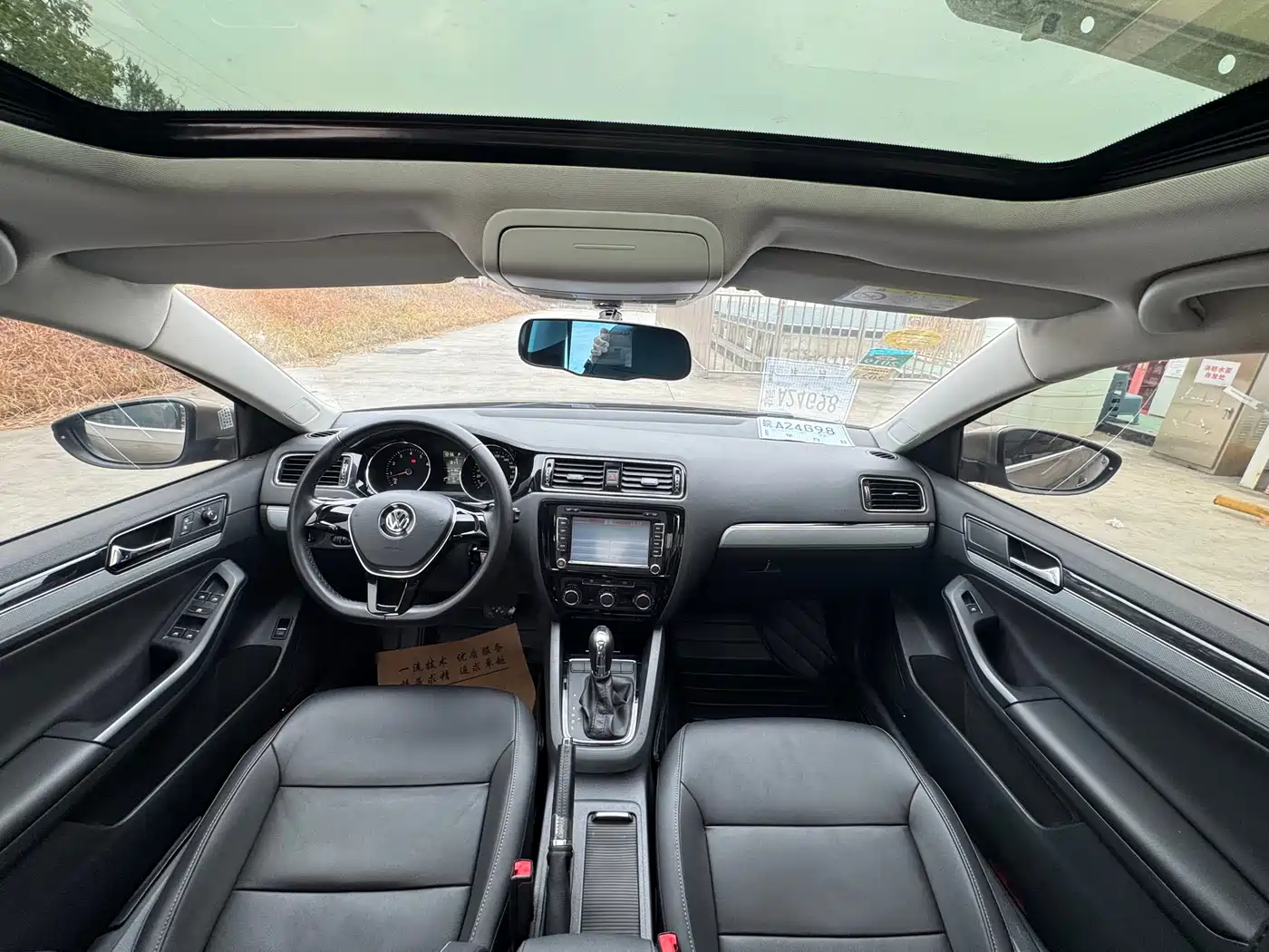 Volkswagen Sagitar 2015 1.6L Automatic Comfort фото 12