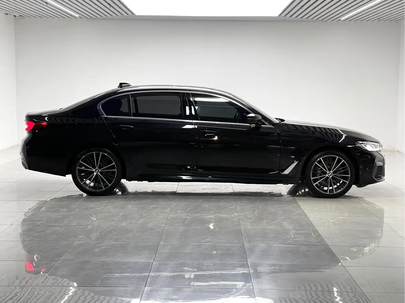 BMW 5 Series 2023 530Li Leading M Sport Package фото 8