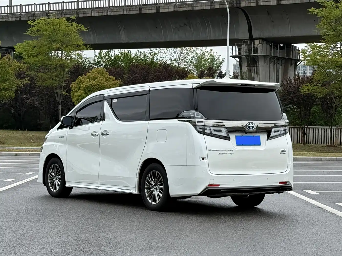 Toyota Vellfire 2021 Crown Hybrid 2.5L HV Premium Edition фото 4