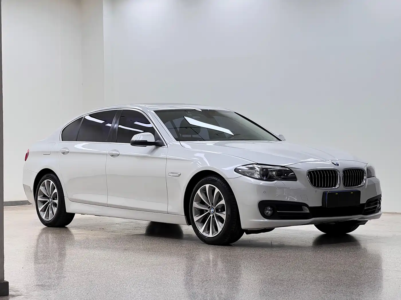 BMW 5 Series 2017 525Li Leading Edition фото 3