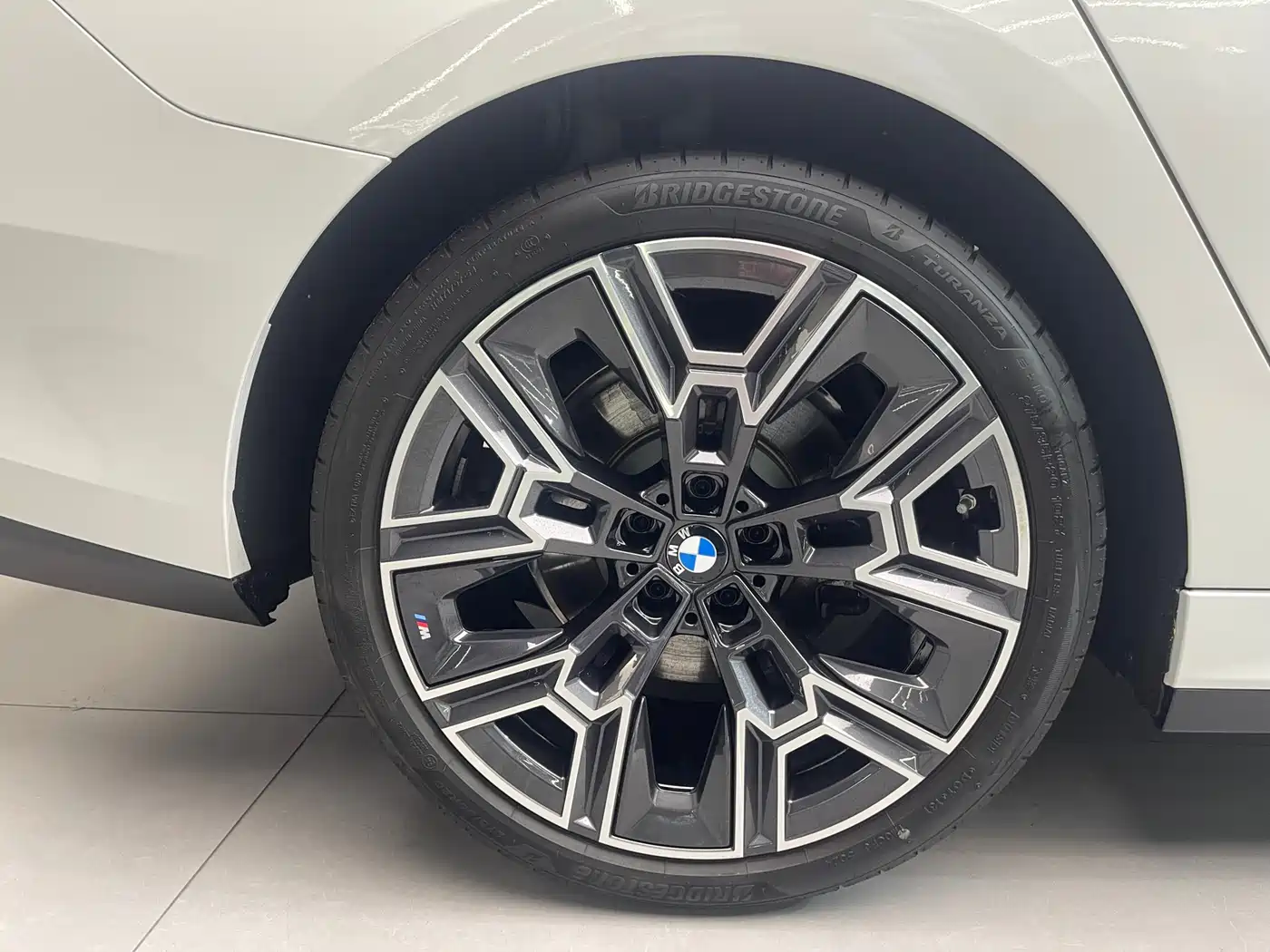BMW 5 Series 2025 530Li Premium M Sport Package фото 29