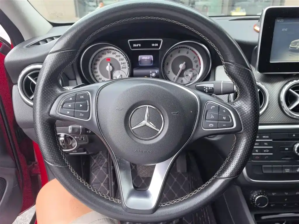 Mercedes-Benz GLA 2016 GLA 200 Dynamic фото 4