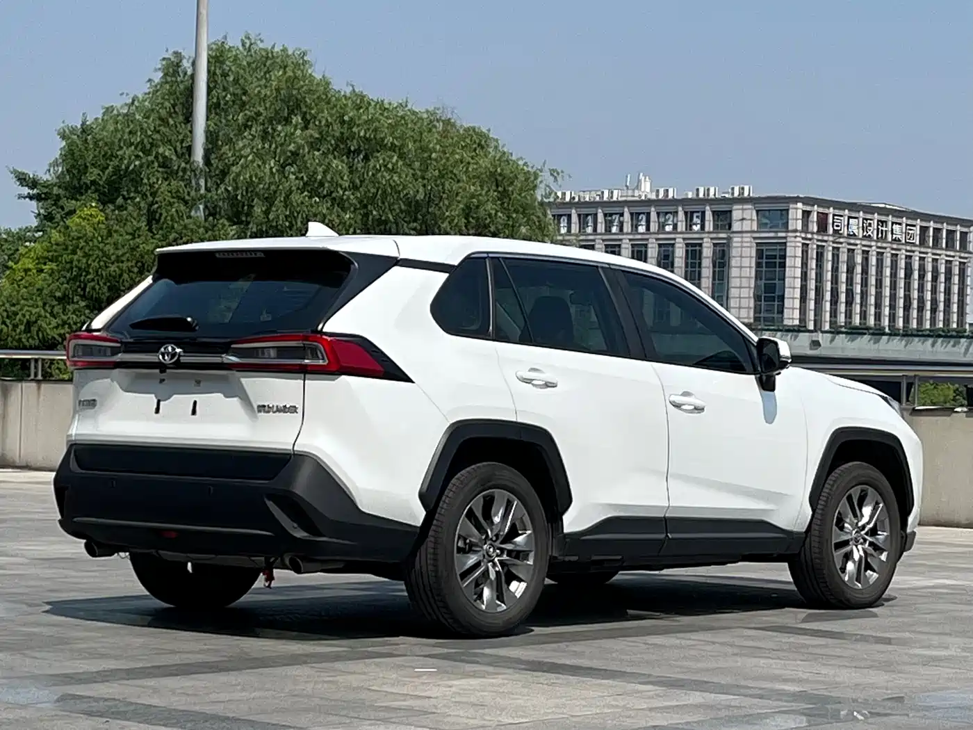 Toyota Wildlander 2023 2.0L CVT FWD LE фото 4