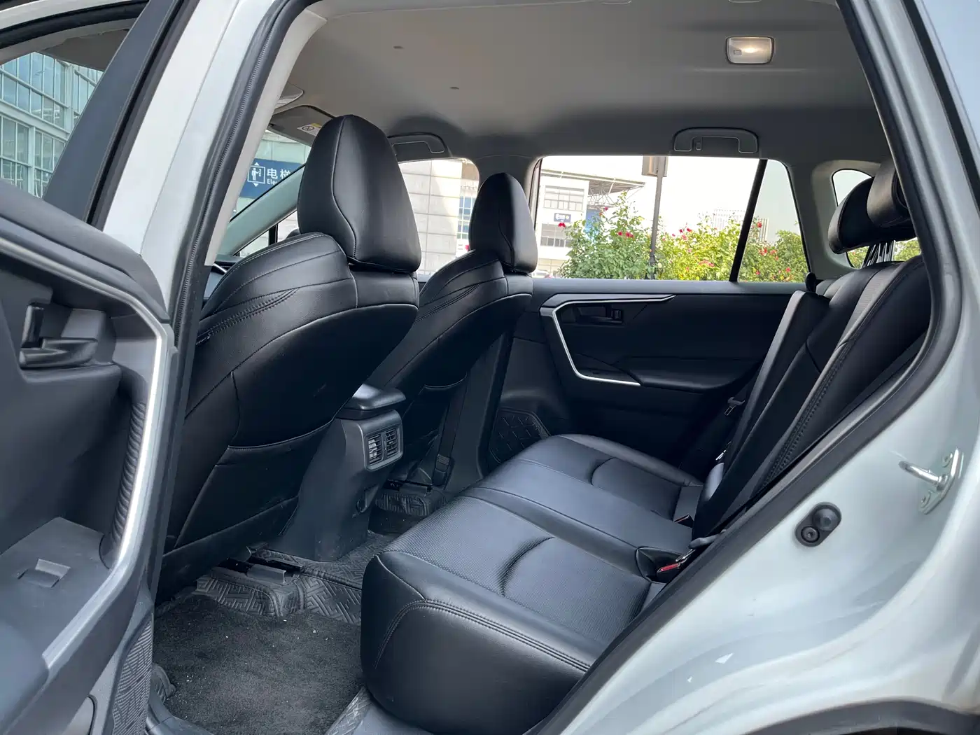 Toyota Wildlander 2023 2.0L CVT FWD LE фото 13