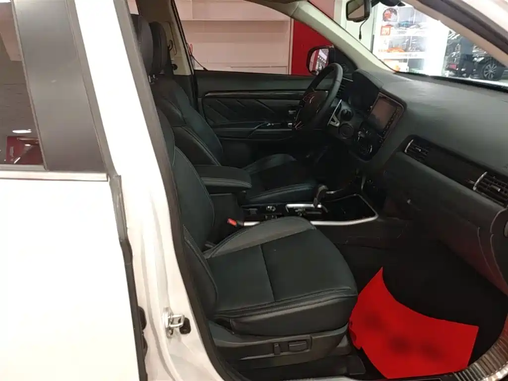 Mitsubishi Outlander 2019 2.4L 4WD Deluxe Edition 7-seater China V фото 25