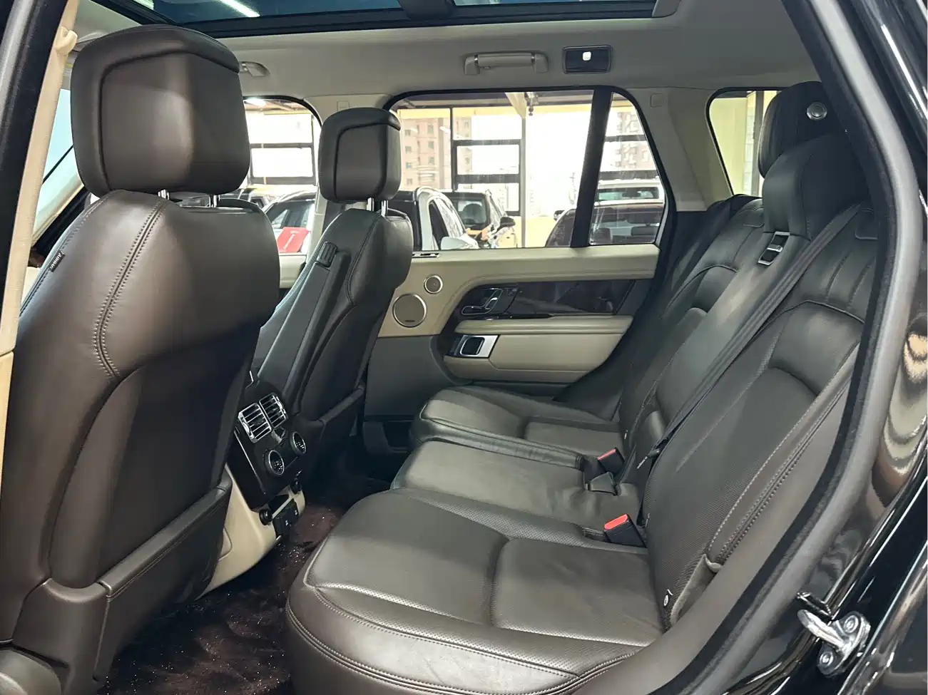 Land Rover Range Rover 2021 3.0 L6 Heritage Edition фото 8
