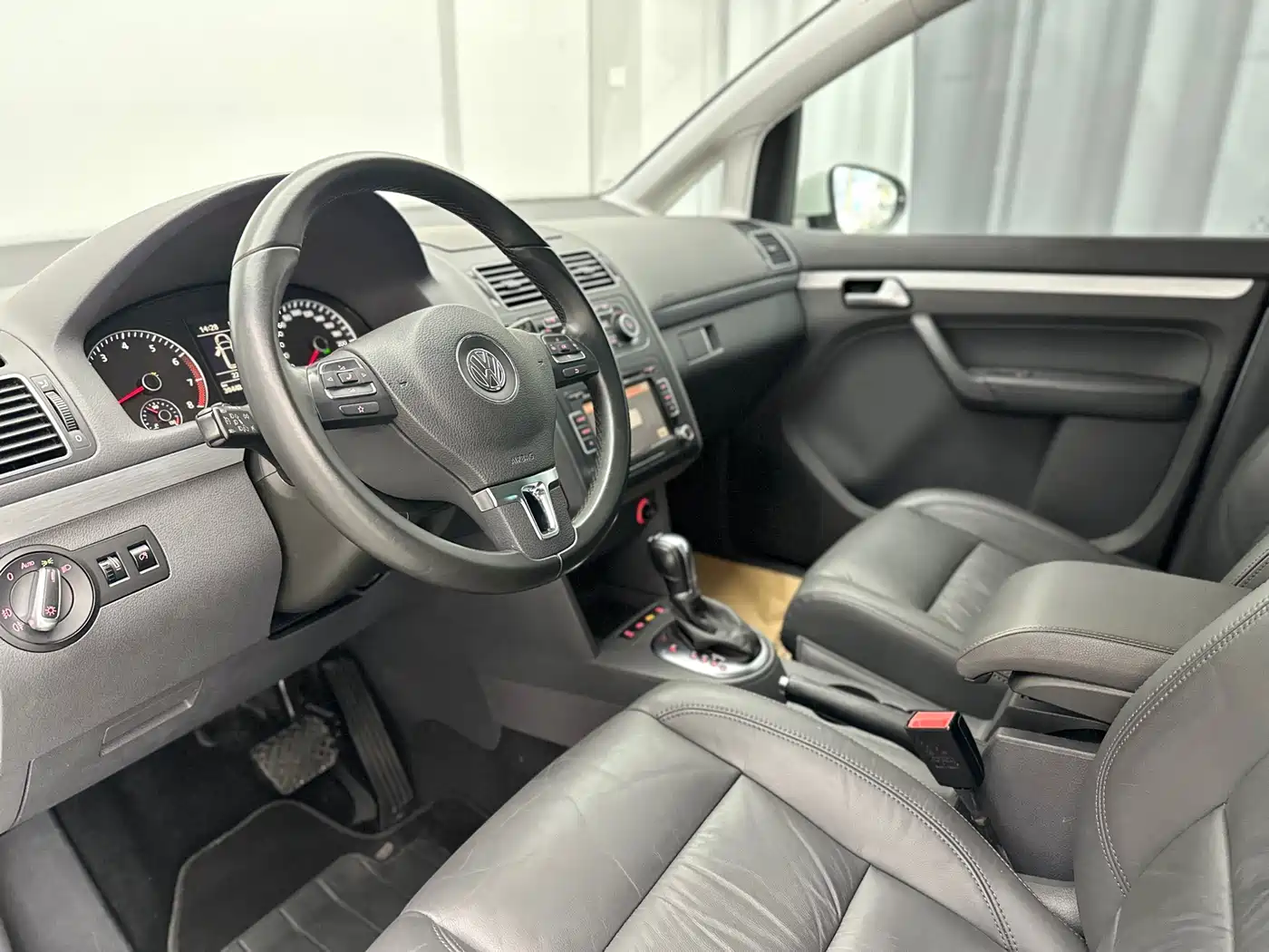 Volkswagen Touran 2015 1.4T DSG Flagship Edition 5-seater фото 16