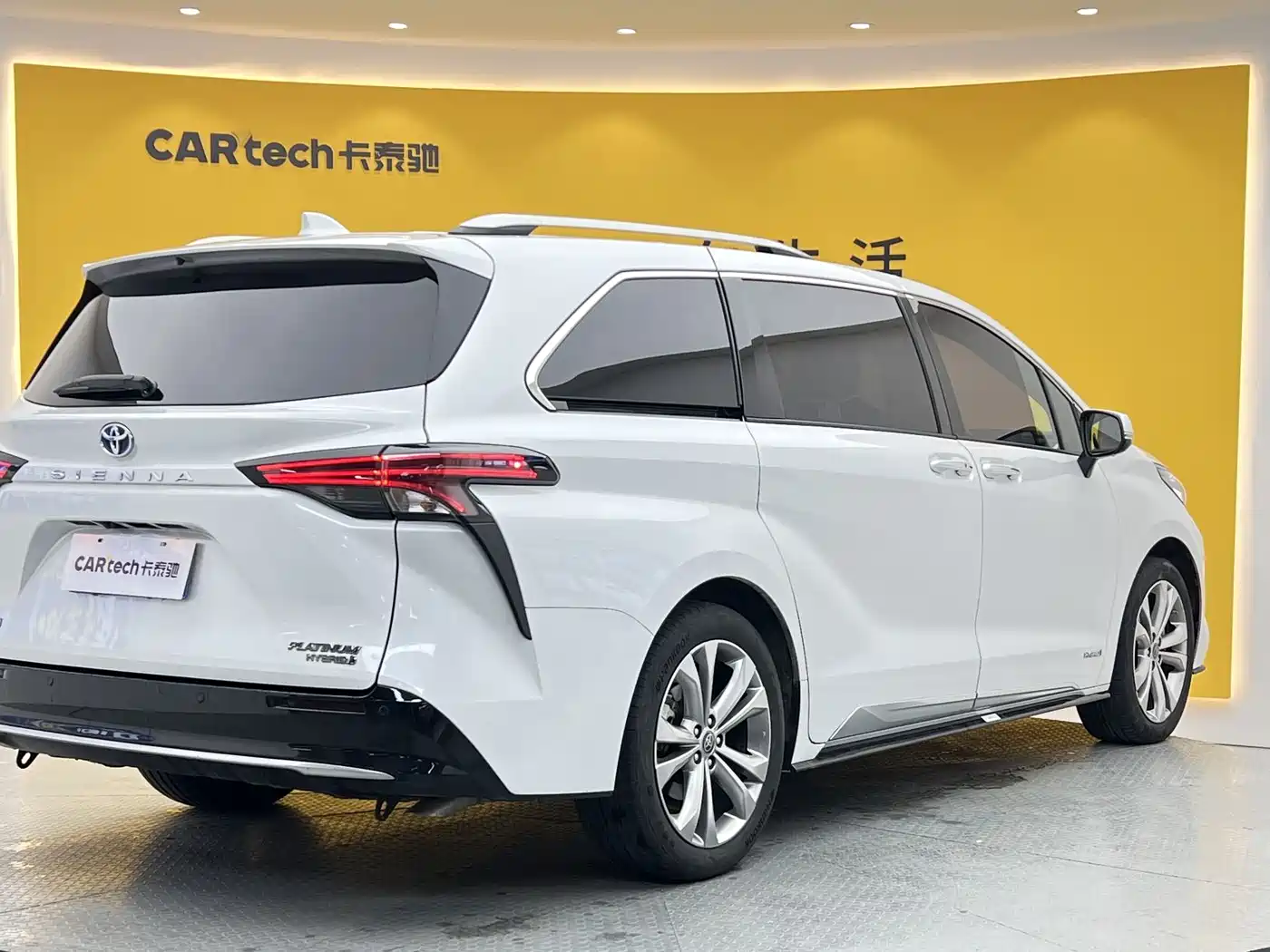 Toyota Sienna 2023 2.5L Hybrid Platinum Edition фото 36