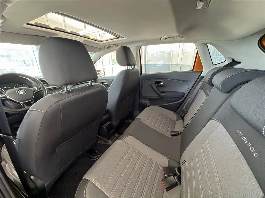 Volkswagen Polo 2014 1.6L Cross Polo Automatic фото 6