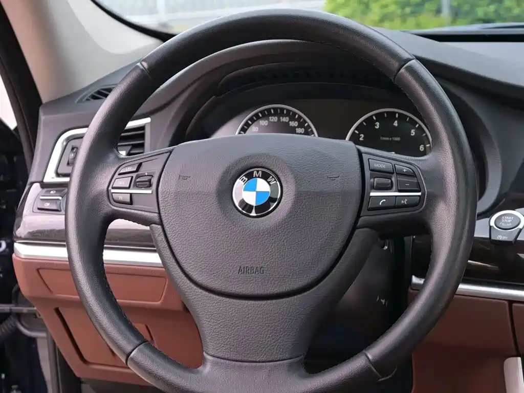 BMW 5 Series GT 2014 528i Leading фото 9