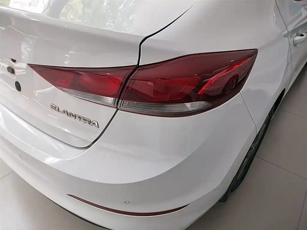 Hyundai Elantra 2016 1.6L Manual Smart & Vibrant Model фото 8