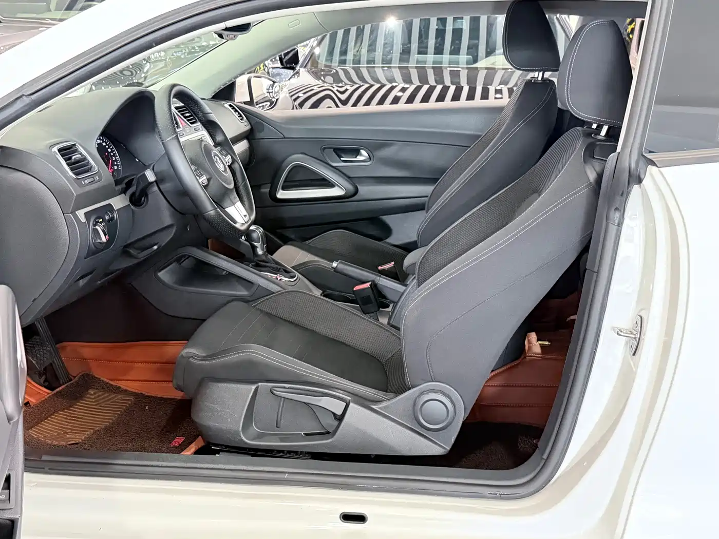 Volkswagen Scirocco 2011 1.4TSI Comfort фото 6