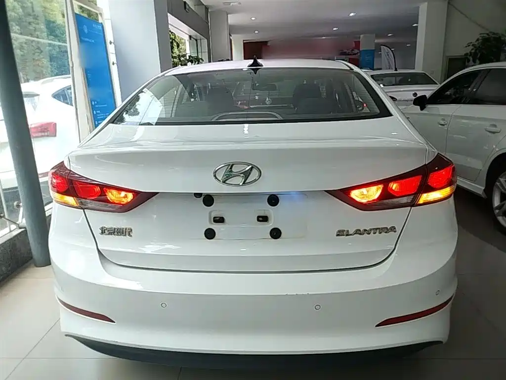 Hyundai Elantra 2016 1.6L Manual Smart & Vibrant Model фото 6