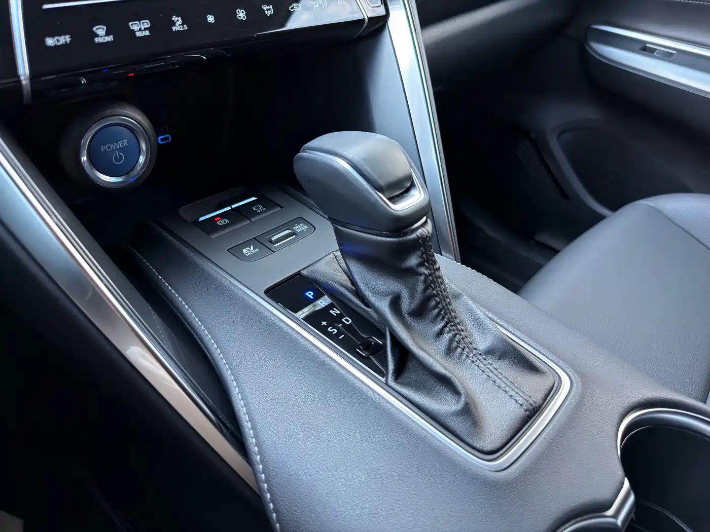 Toyota Venza 2022 Dual Engine 2.5L CVT 2WD Luxury фото 5
