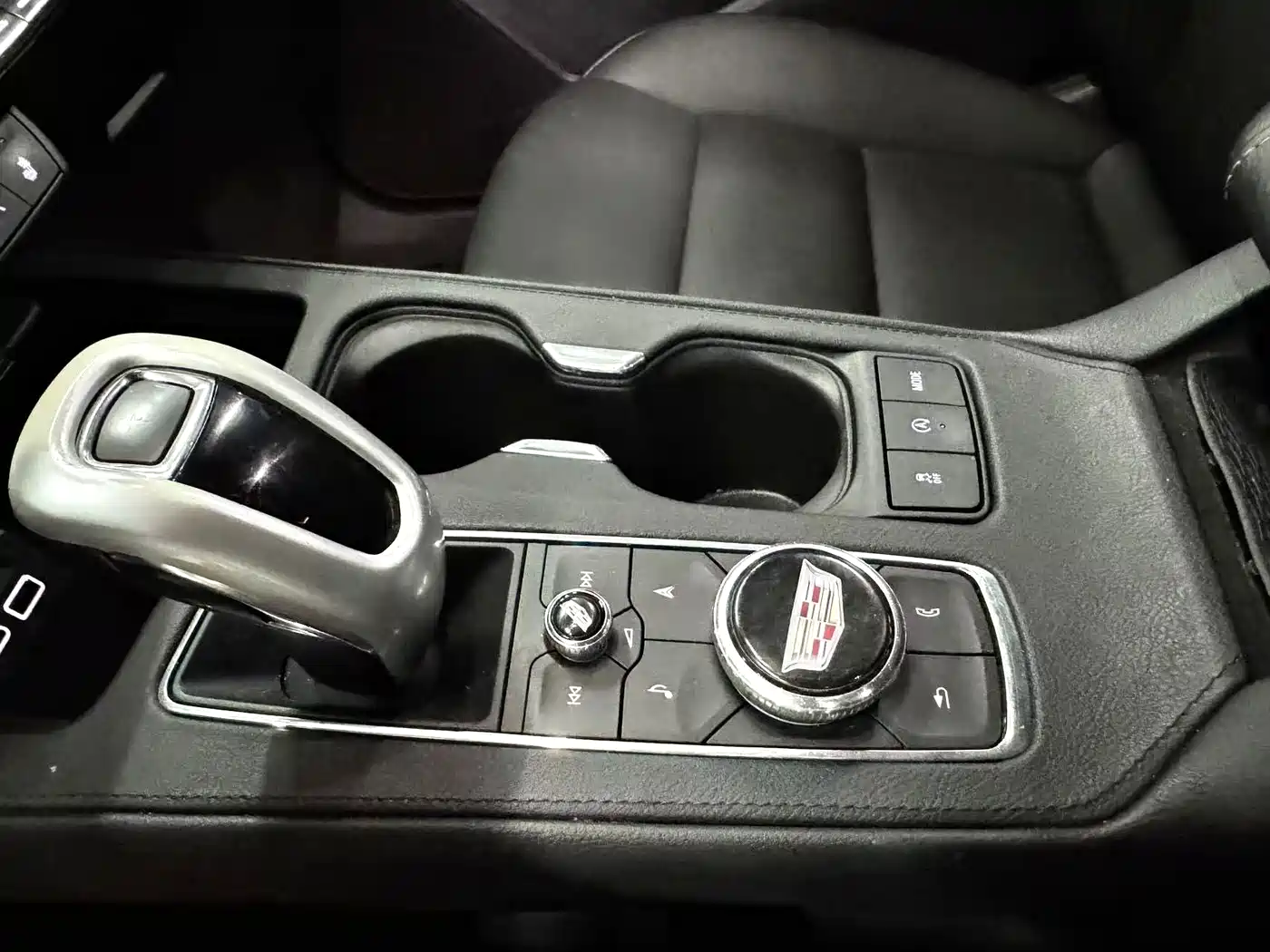 Cadillac XT4 2018 Model 28T 4WD Leading фото 14
