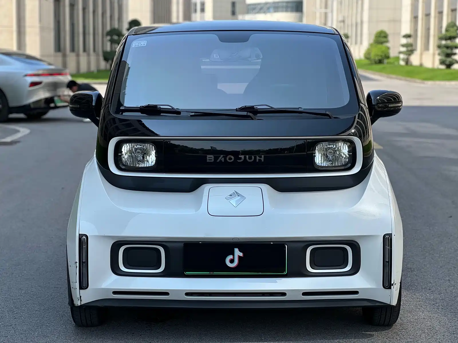 Фото 2 - Baojun E300