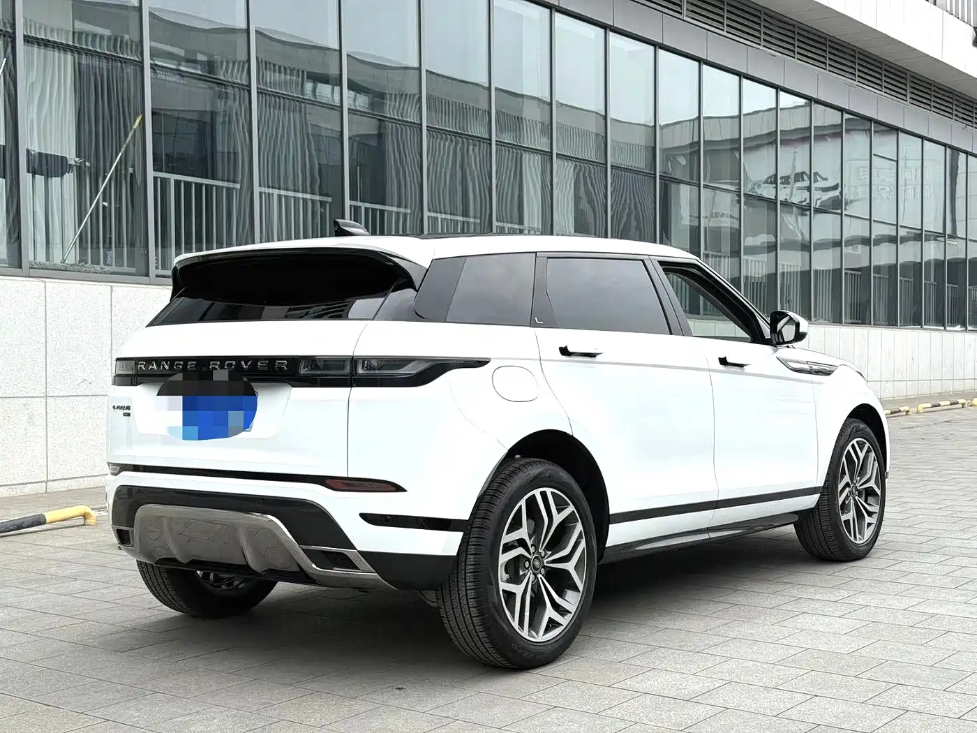 Land Rover Range Rover Evoque 2023 Range Rover Evoque L 249PS Luxury Edition фото 8